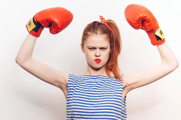 Femme émotionnelle en gants de boxe lèvres rouges rayé entraînement en jersey — Photo