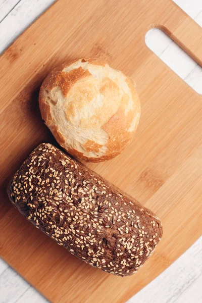 Tahtada bir somun ekmek. Güçlü ürünler. — Stok fotoğraf