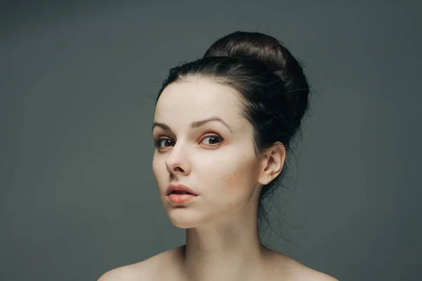 Привлекательная женщина голые плечи косметологическая модель чистой кожи — стоковое фото