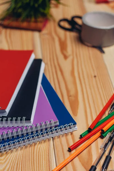 Papelería titular de la tarjeta de visita marcadores de colores escritorio de oficina —  Fotos de Stock