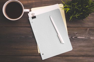 Masaüstü kahve fincanı notları saksı çiçek ofisi kırtasiyesi