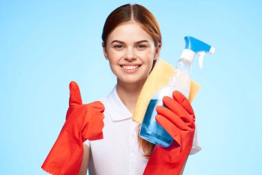 Neşeli kadın temizlik malzemeleri ev işi yaşam tarzı mavi arka plan