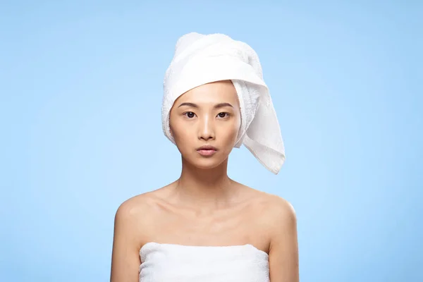 Όμορφη ασιατική γυναίκα με πετσέτα στο κεφάλι μετά το ντους καθαρό δέρμα — Φωτογραφία Αρχείου
