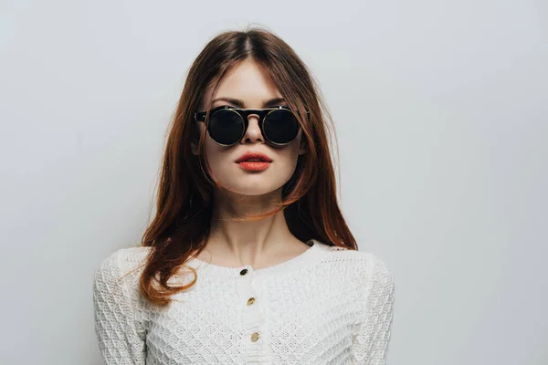 Ładna kobieta nosi okulary przeciwsłoneczne glamour styl życia studio nowoczesny styl — Zdjęcie stockowe