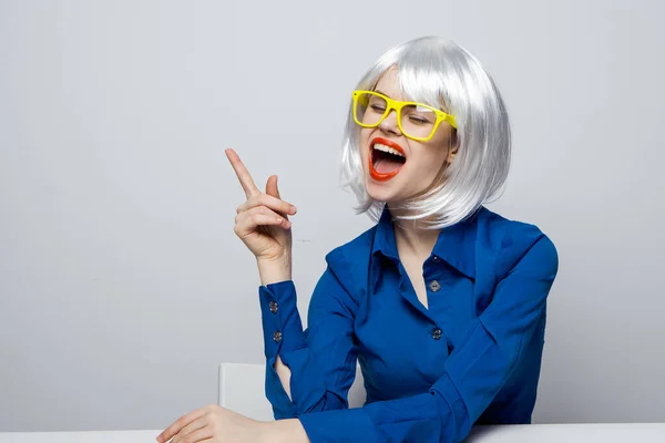 Mujer emocional en una peluca blanca gafas amarillas labios rojos Glamor cosméticos — Foto de Stock