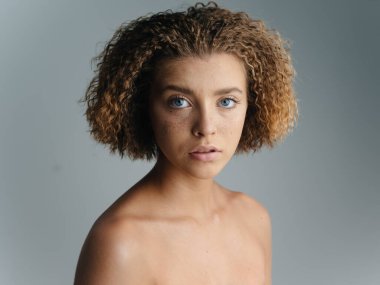 Saçları çıplak omuzlu, cilt temizleme kozmetik modeli bir kadın.