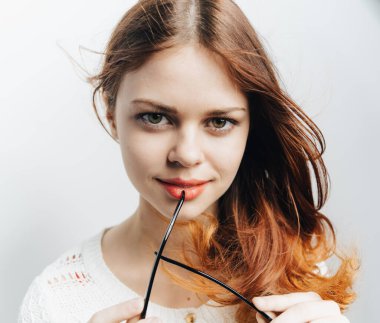 Sevimli kızıl saçlı kadın beyaz süveter, göz alıcı manzara.