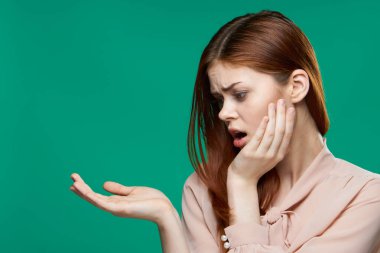Duygusal kadın zarif stüdyo tarzı yeşil arka plana bakıyor