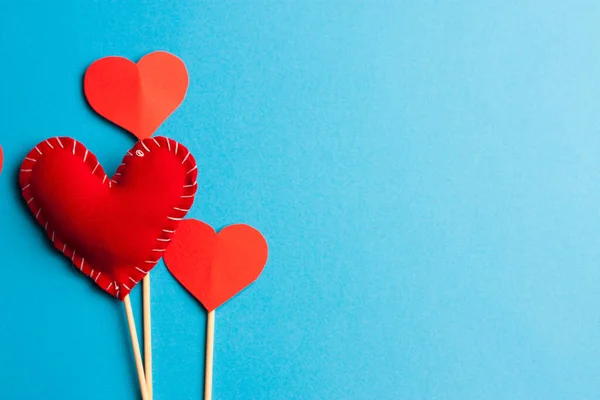 Corazón suave en palo regalo decoración San Valentín día vacaciones fondo azul — Foto de Stock