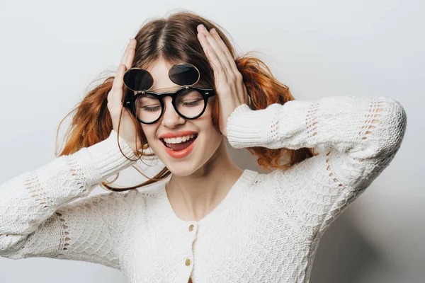 Vrolijk mooi vrouw met bril houden haar hoofd emoties bijgesneden uitzicht — Stockfoto