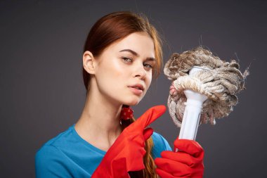 Elinde paspas olan profesyonel temizlikçi kadın.