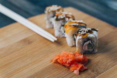 Kırmızı zencefilli suşi çubukları ahşap yemek lezzeti