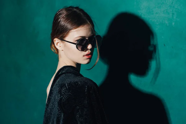 Csinos nő visel napszemüveg luxus stúdió stílus modell — Stock Fotó
