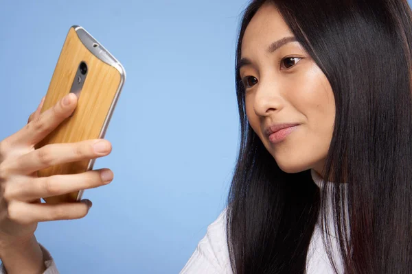 Ziemlich asiatische Frau Blick auf Telefon-Technologie Kommunikation Lebensstil — Stockfoto