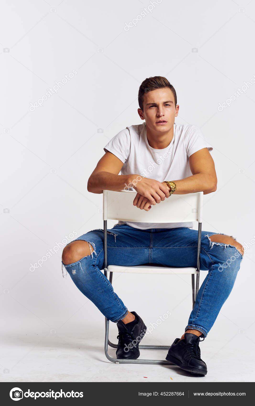 一个男人穿着牛仔裤 
