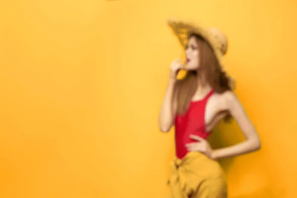 Mujer en sombrero de paja maquillaje brillante estilo de vida de verano divertido fondo amarillo — Foto de Stock