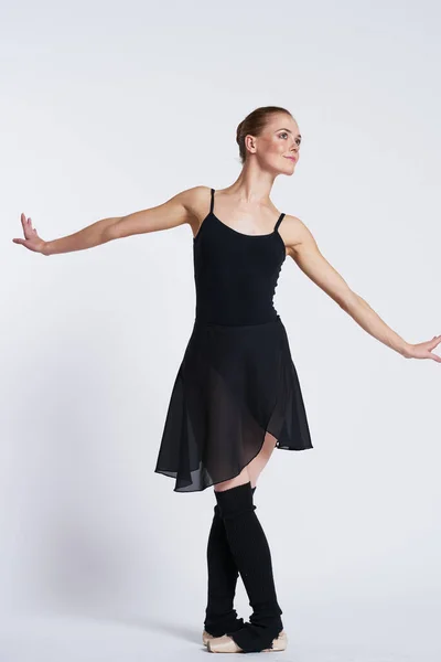Bailarina ejercicio rendimiento flexibilidad silueta luz fondo — Foto de Stock