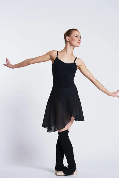 Ballerina oefening prestaties flexibiliteit silhouet licht achtergrond — Stockfoto