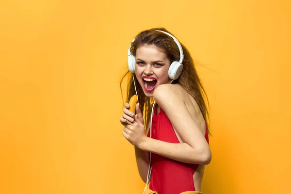 Femme dans casque écoute de la musique émotions style de vie amusant fond jaune — Photo