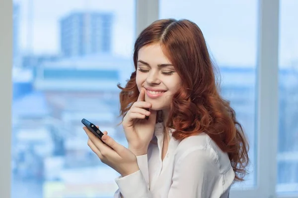 Geschäftsfrau mit Telefon in der Hand Office professionelle Arbeitstechnologie — Stockfoto