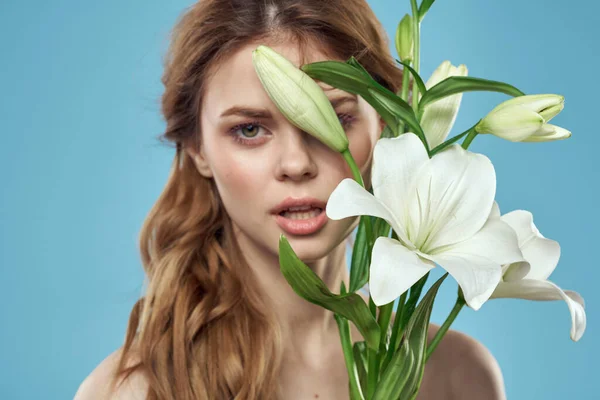 Atractiva Señora flores blancas fondo azul retrato recortado vista — Foto de Stock