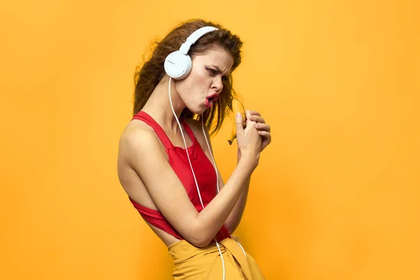 Femme dans casque écoute de la musique émotions style de vie amusant fond jaune — Photo