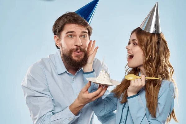 Вечеринка мужчина и женщина день рождения торт корпоративных весело синий фон — стоковое фото