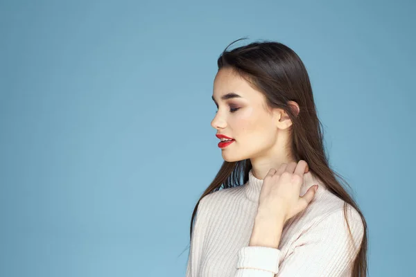 Morena en suéter blanco labios rojos encanto recortado ver fondo azul — Foto de Stock