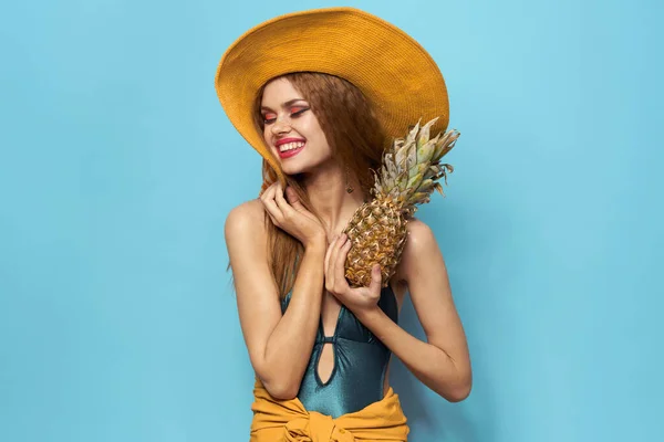 Glada kvinna strand hatt exotiska frukter baddräkt livsstil blå bakgrund — Stockfoto