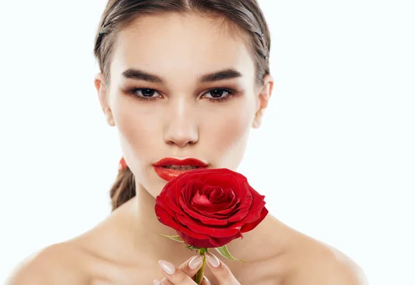 Ritratto di persone romantiche con spalle nude e un fiore rosso davanti ai loro occhi — Foto Stock