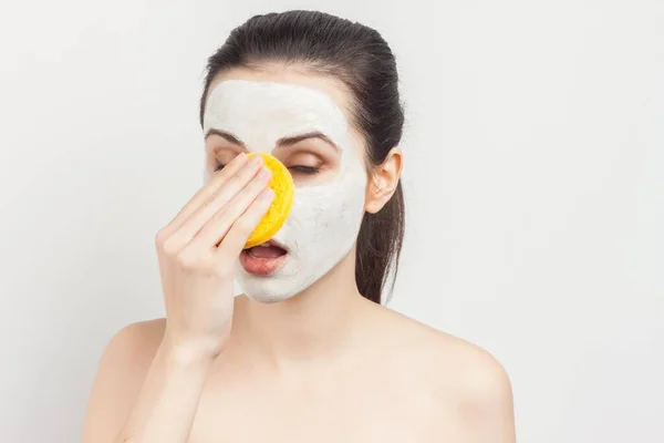 Brunette menyeka masker wajah dengan spons dipangkas tampilan — Stok Foto