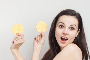 Esmer, bol saçlı, süngerli, temiz tenli.