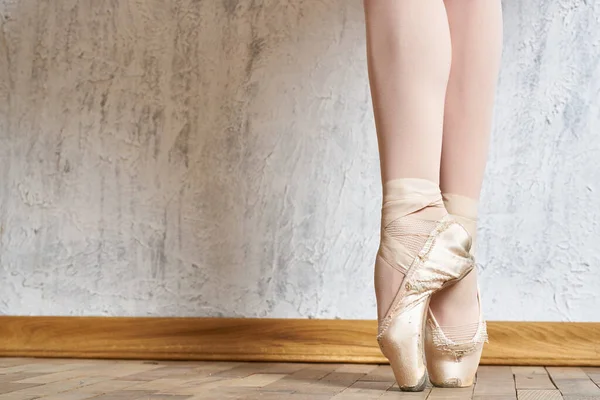 Женская балерина танцевальные упражнения исполнение легкий фон ...