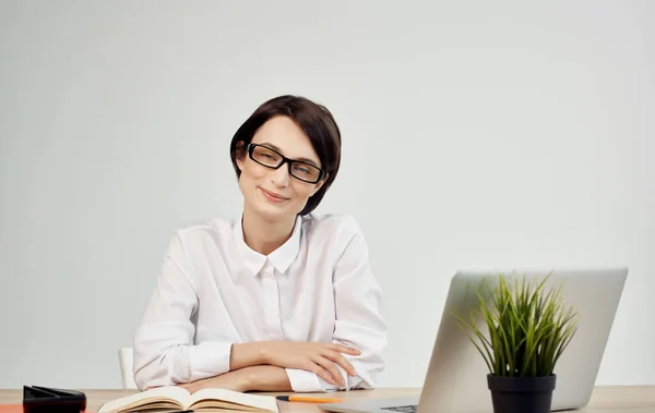 Жінка сидить за своїм столом в окулярах перед керівником офісу ноутбука — стокове фото