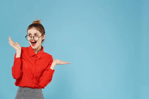 Emotioneel zakenvrouw in rood shirt dragen bril blauw achtergrond levensstijl — Stockfoto