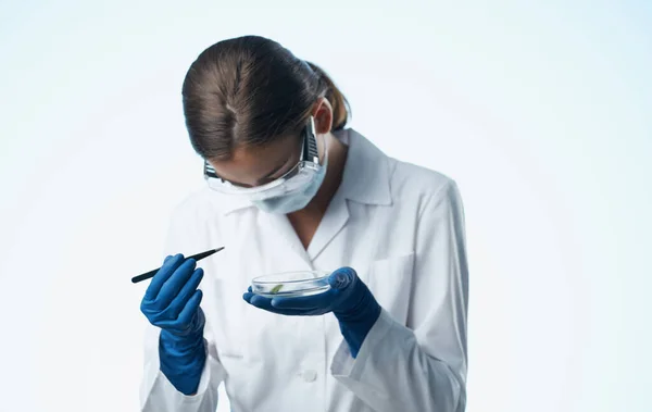 Жіночий лабораторний асистент у медичній масці з хімічним елементом у вакцинації від колби — стокове фото