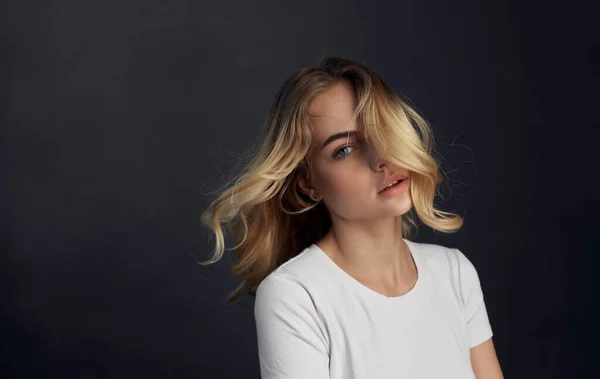 Schattig blond wit t-shirt aantrekkelijk look studio close-up — Stockfoto
