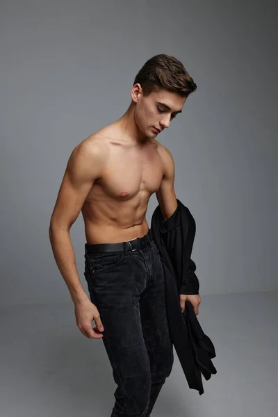 Frumos om nud trunchi negru pantaloni moda pozand portret atractiv — Fotografie, imagine de stoc