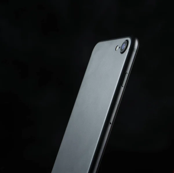 Teléfono de pantalla táctil de moda con cámara en textura de la tecnología de fondo negro —  Fotos de Stock