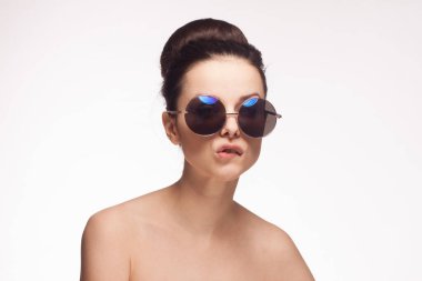 Güneş gözlüğü takan kadın manzaralı hafif arka planlı.
