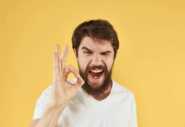 Чоловік у футболці позитивний жест своїми руками біла футболка кущова борода — стокове фото