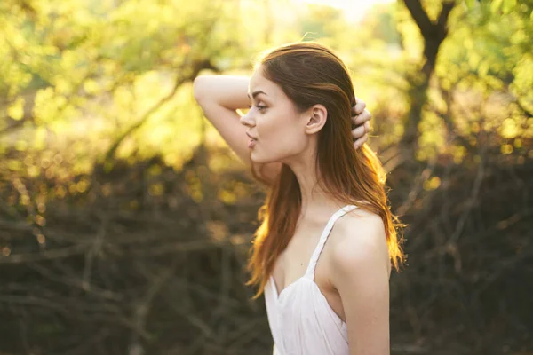 Mulher viaja na natureza na floresta branco sundress vista cortada — Fotografia de Stock