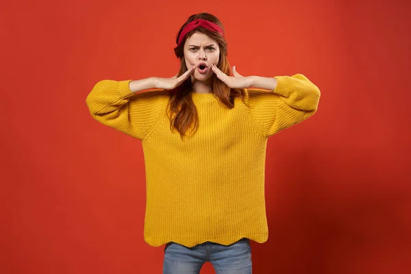 Fröhliche rothaarige Frau im gelben Pullover Emotionen Streetwear Mode roter Hintergrund — Stockfoto