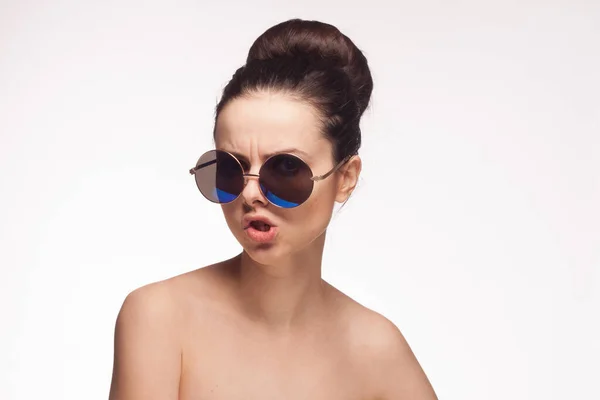 Женщина в солнечных очках обрезанный вид эмоций светлый фон — стоковое фото