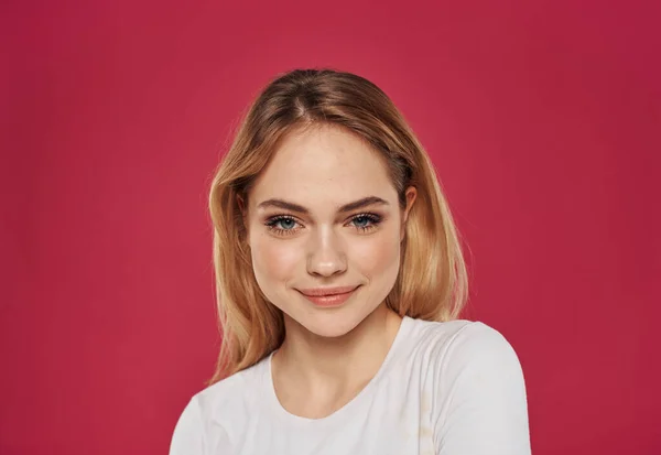 Mulher romântica em um fundo vermelho em uma camiseta branca Maquiagem no rosto sorriso — Fotografia de Stock