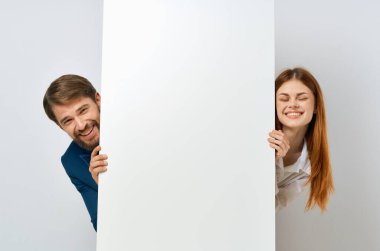 Komik adam ve kadın beyaz model Poster Kopya Uzay reklam sunumu