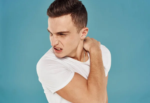 Hombre en blanco camiseta emociones enojado mirada recortada estudio —  Fotos de Stock