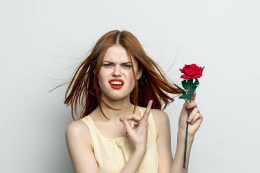 Kadın kızıl saçlı kozmetik makyaj yüzü gül çiçeği bayramı cazibesi