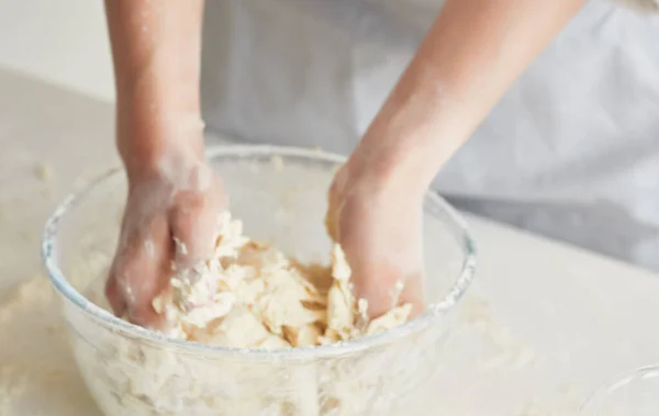 Chef impastare pasta cottura farina prodotto famiglia — Foto Stock