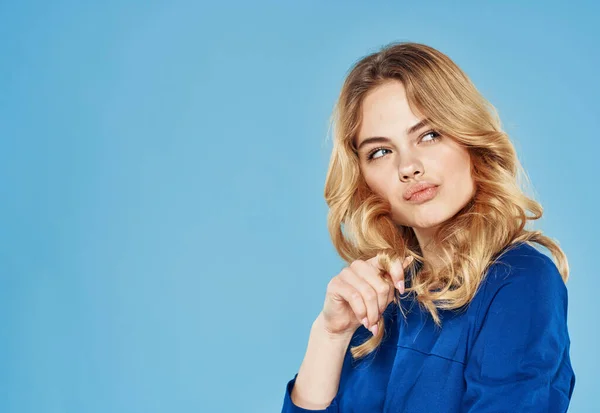 Leuke blonde blauwe jurk bijgesneden weergave van blauwe achtergrond — Stockfoto